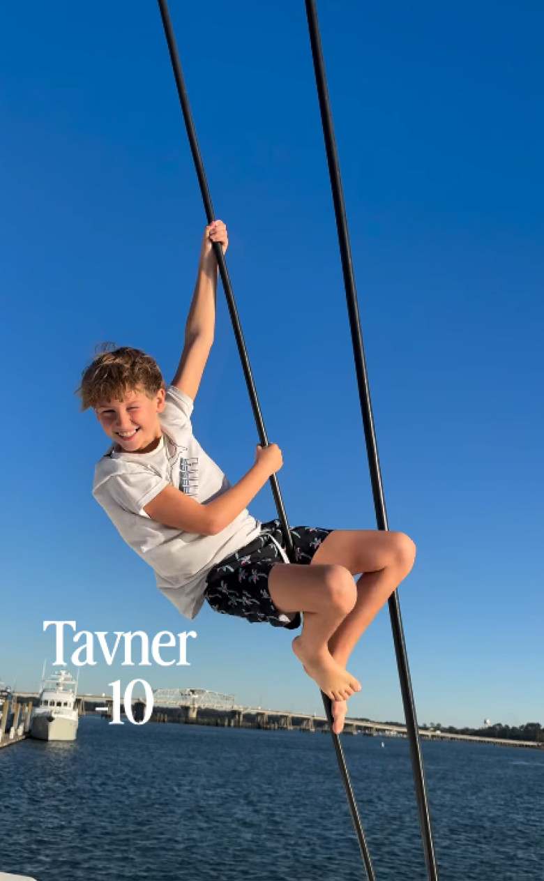 familie care traieste pe barca (3)