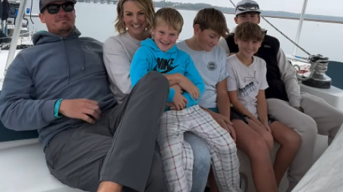 familie care traieste pe barca (4)