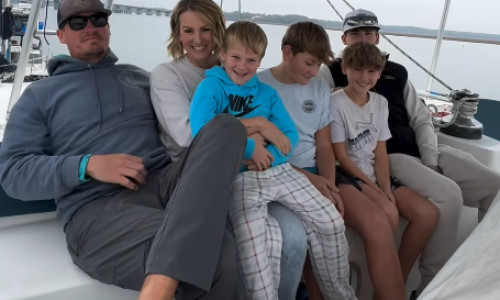 familie care traieste pe barca (4)