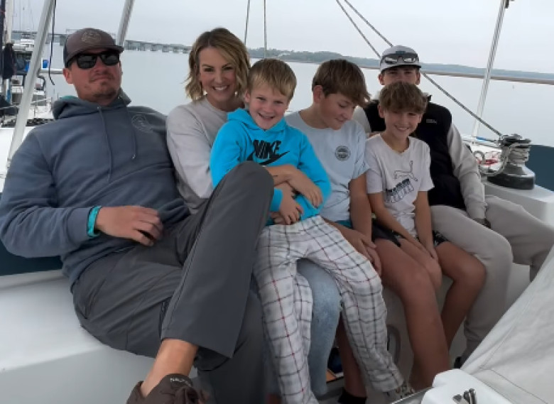 familie care traieste pe barca (4)