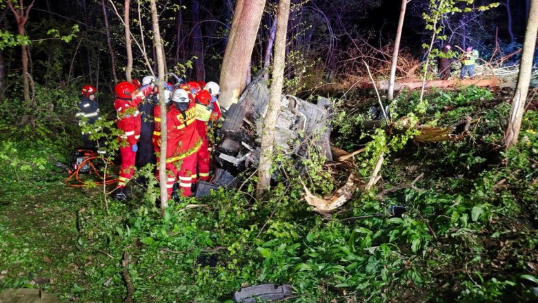 Doi tineri de 20 de ani au murit după ce mașina lor s-a izbit de un copac