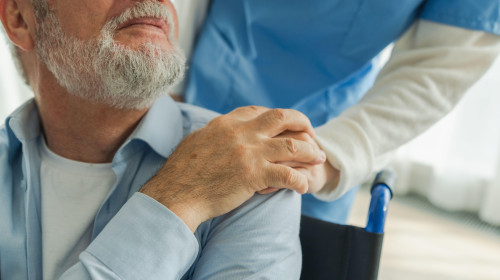 Îngrijitoare bătrând/ Profimedia