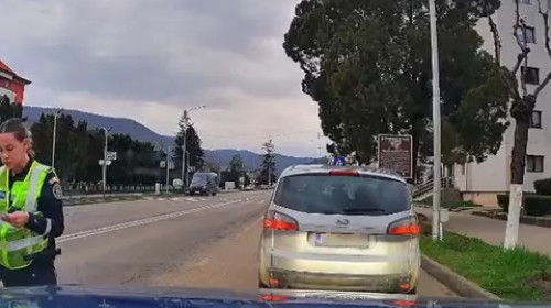 Momentul când o polițistă din Târgu Ocna s-a enervat pe un șofer nevinovat/ Foto: Captură video