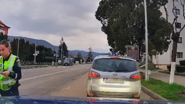 Momentul când o polițistă din Târgu Ocna s-a enervat pe un șofer nevinovat/ Foto: Captură video