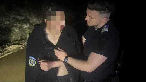 Tanar salvat dupa ce a fost urmarit de urs