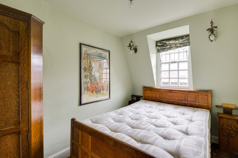 London’s second narrowest home at 7ft wide on market for whopping Ł1.2m despite tiny size