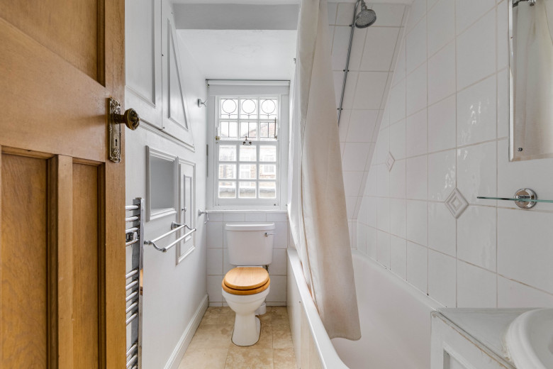 London’s second narrowest home at 7ft wide on market for whopping Ł1.2m despite tiny size