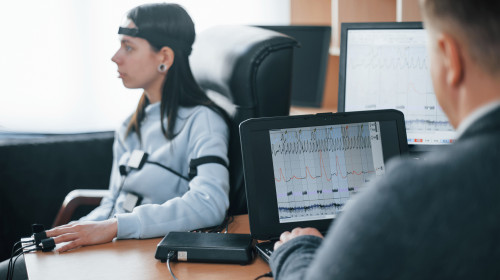 O tânără din București, supusă la detectorul de minciuni în timpul unui interviu de angajare/ Freepik