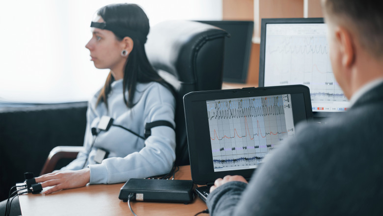 O tânără din București, supusă la detectorul de minciuni în timpul unui interviu de angajare/ Freepik