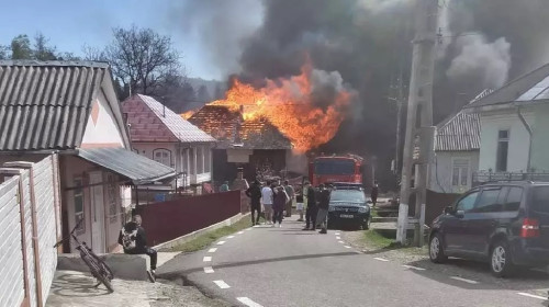 Incendiu puternic într-o localitate din Vrancea/ Foto. Facebook