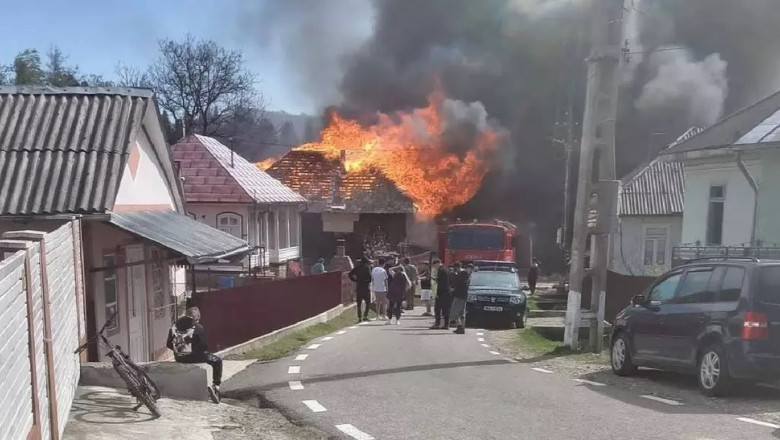 Incendiu puternic într-o localitate din Vrancea/ Foto. Facebook