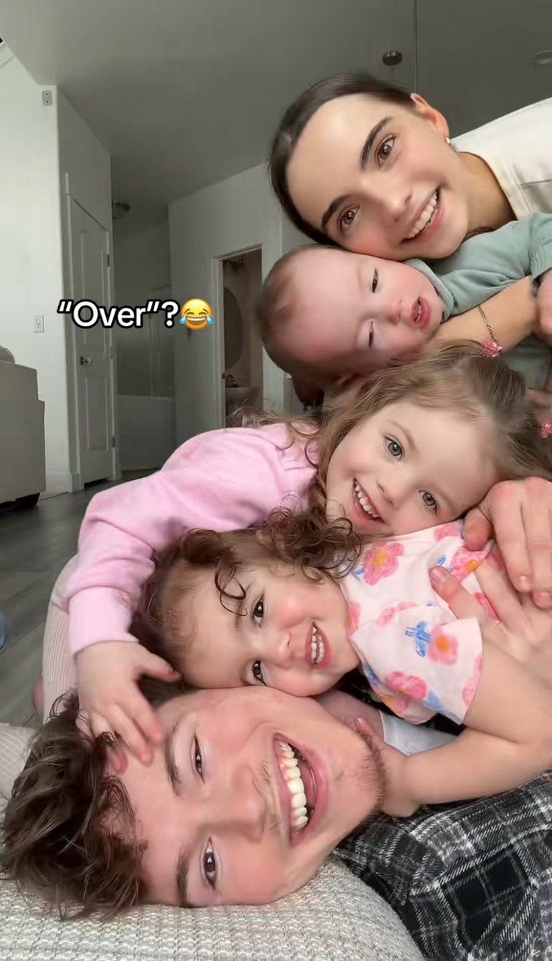 Bella are 21 de ani și este deja mama a trei copii