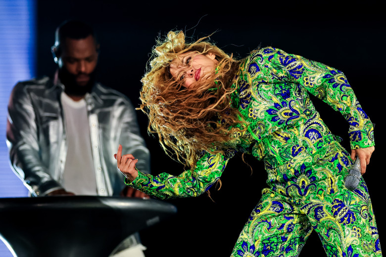 Shakira Performs At Copacabana In A Mega Show