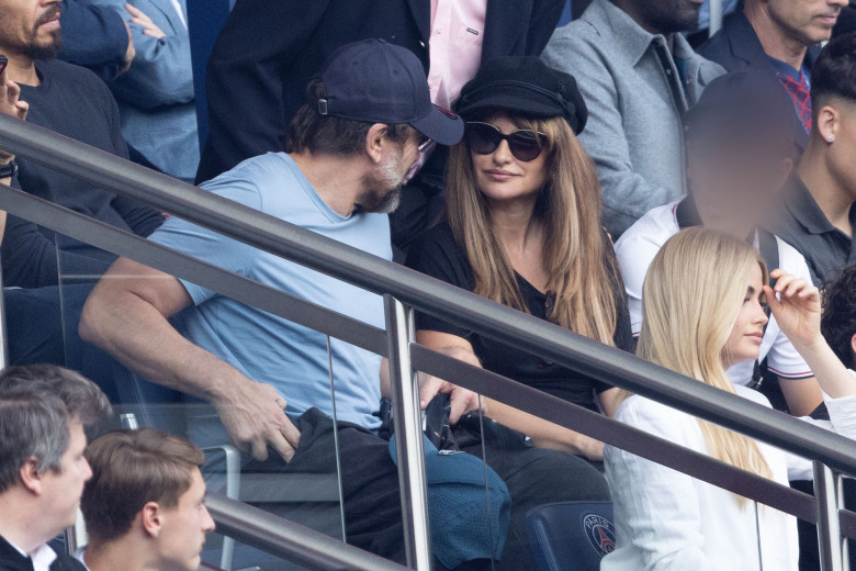Penélope Cruz et son mari Javier Bardem avec leurs enfants Leonardo, Luna et leurs amis en tribunes du match de football Ligue 1 McDonald's opposant le Paris Saint-Germain (PSG) au FC Lorient au Parc des Princes à Paris