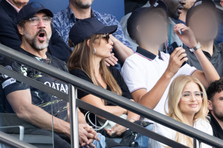 Penélope Cruz et son mari Javier Bardem avec leurs enfants Leonardo, Luna et leurs amis en tribunes du match de football Ligue 1 McDonald's opposant le Paris Saint-Germain (PSG) au FC Lorient au Parc des Princes à Paris