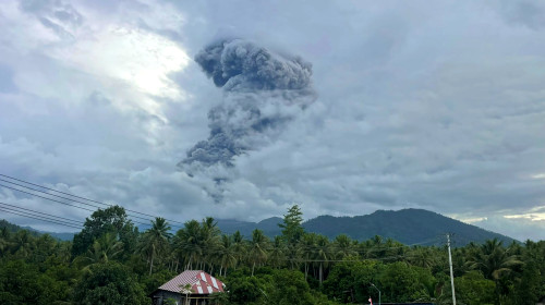 Momentul în care vulcanul Dukono din Indonezia erupe/ Profimedia