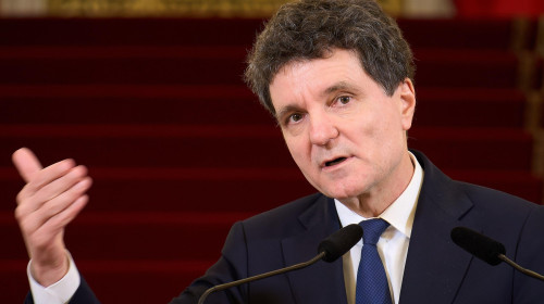 Bucharest, Romania. 22nd Apr, 2026: Nicusor Dan, President of Romania, makes press statements after consultations with the ruling parties following the Social Democratic Party (PSD) withdrawal of political support for Prime Minister Ilie Bolojan. Credit: