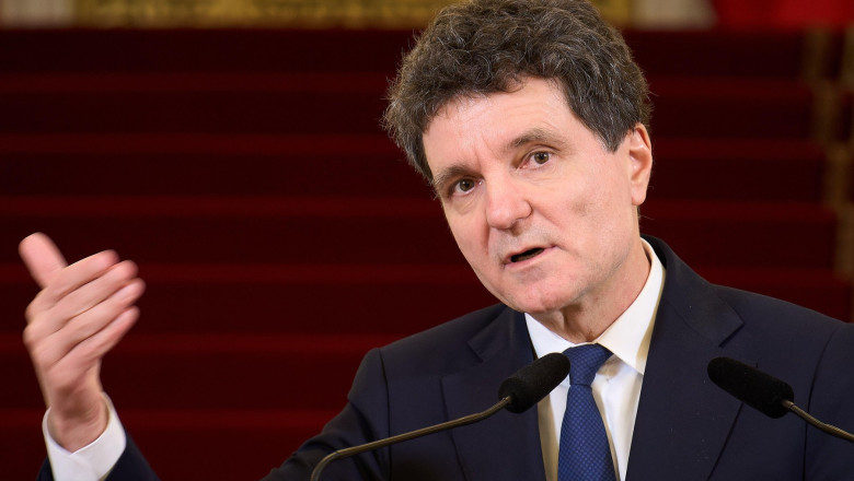 Bucharest, Romania. 22nd Apr, 2026: Nicusor Dan, President of Romania, makes press statements after consultations with the ruling parties following the Social Democratic Party (PSD) withdrawal of political support for Prime Minister Ilie Bolojan. Credit: