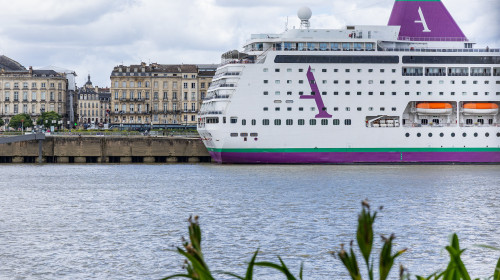 Măsurile de carantină pentru vasul cu 1.700 de pasageri acostat la Bordeaux au fost ridicate parţial/ Profimedia