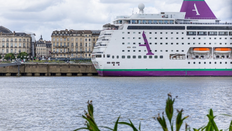 Măsurile de carantină pentru vasul cu 1.700 de pasageri acostat la Bordeaux au fost ridicate parţial/ Profimedia