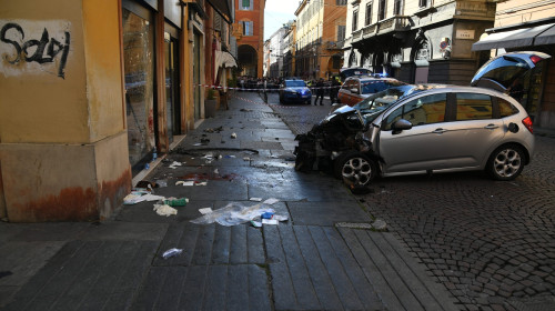 O mașină a intrat într-un grup de pietoni, în Modena