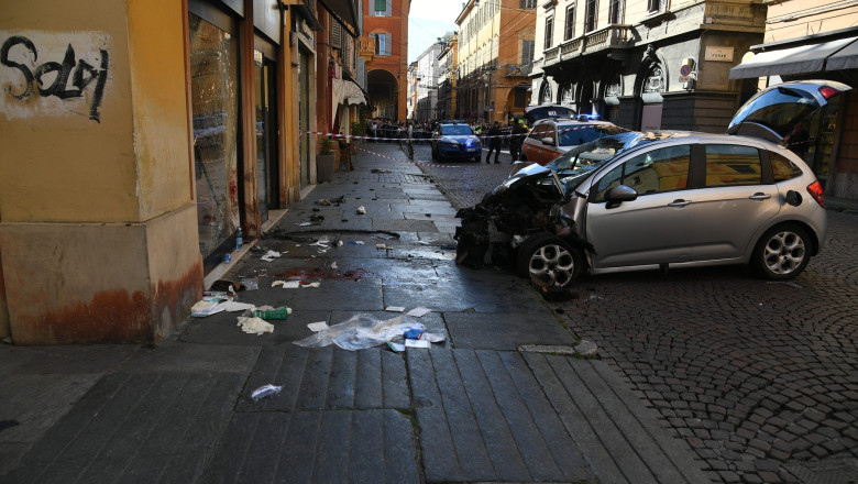 O mașină a intrat într-un grup de pietoni, în Modena