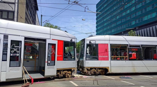 Două tramvaie s-au ciocnit frontal la Dusseldorf, Germania/ Foto: X