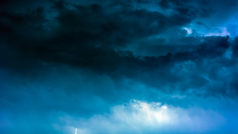 Bucharest, Romania. 08th July, 2017. Storm lightning in Bucharest, Romania Credit: Andreea Constantinescu/Alamy Live News