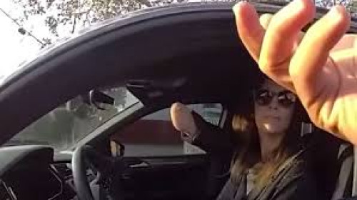 A primit amendă pentru că folosea telefonul la volan, deși nu are o mână/ Foto: Captură video