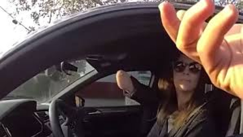 A primit amendă pentru că folosea telefonul la volan, deși nu are o mână/ Foto: Captură video