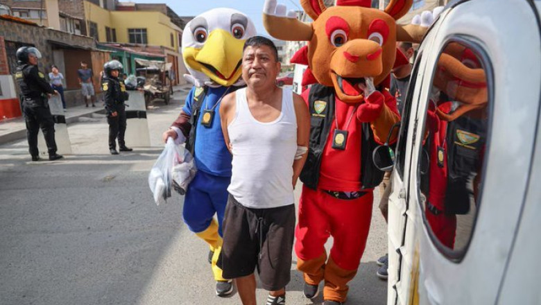 Deghizaţi în mascotele oficiale de la CM, poliţiştii din Peru au arestat un traficant de droguri/ Profimedia