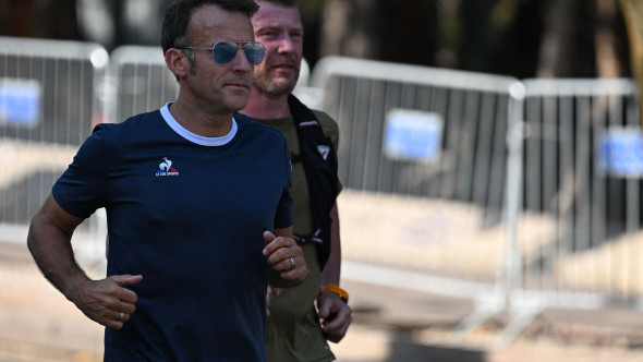 FOTO Emmanuel Macron, jogging pe străzile din Ankara, înainte de summitul NATO. Președintele Franței și-a început ziua în echipament sport