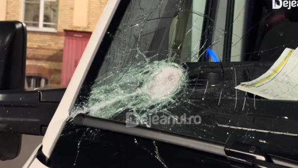 Ambulanță atacată cu topoare și bâte după un zvon viral de pe TikTok. Șoferul a ajuns pe masa de operație