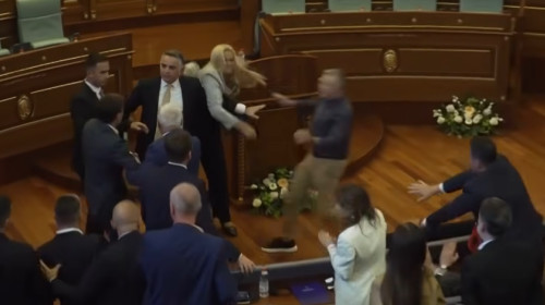 kosovo, premier atacat cu oua (1)