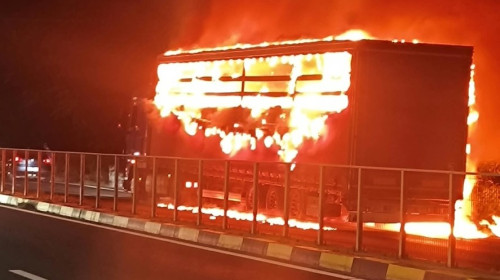 Un TIR plin cu bomboane a luat foc pe DN5, în Giurgiu/ Foto: Captură video ISU Giurgiu