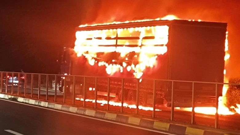 Un TIR plin cu bomboane a luat foc pe DN5, în Giurgiu/ Foto: Captură video ISU Giurgiu