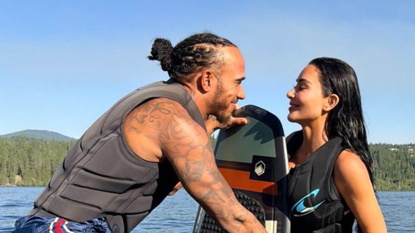 Lewis Hamilton, fotografie romantică pe plajă alături de Kim Kardashian. Postarea de 3,4 milioane de like-uri