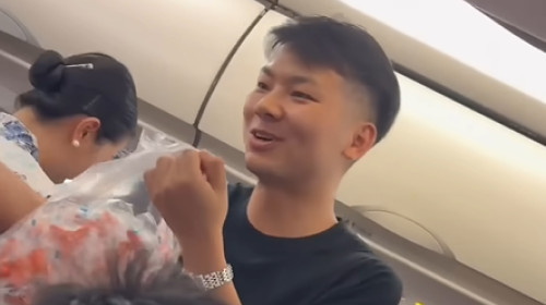 a impartit dopuri de urechi in avion