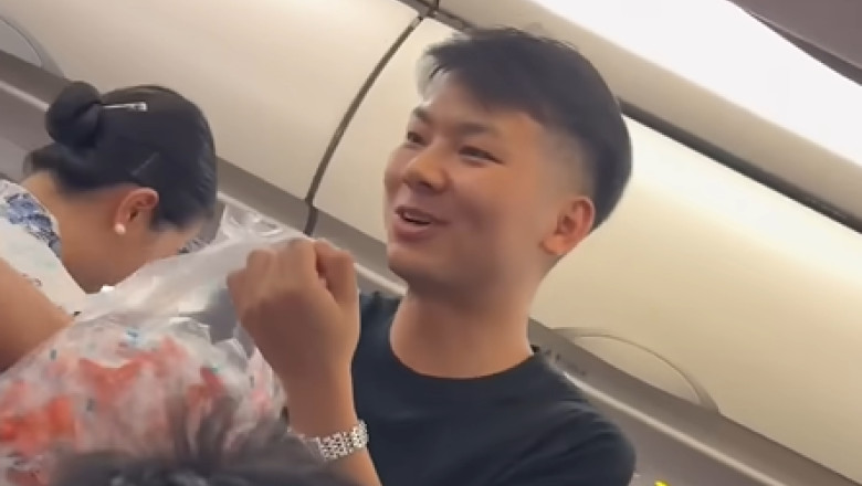 a impartit dopuri de urechi in avion