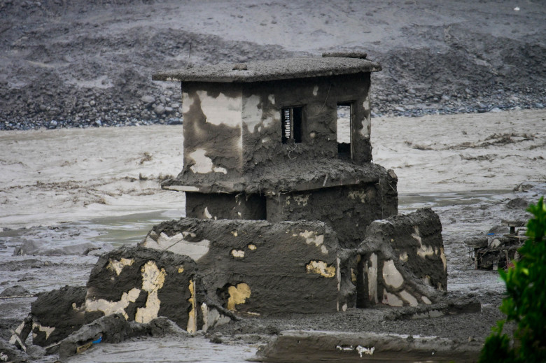 inundații și valuri de noroi în nepal