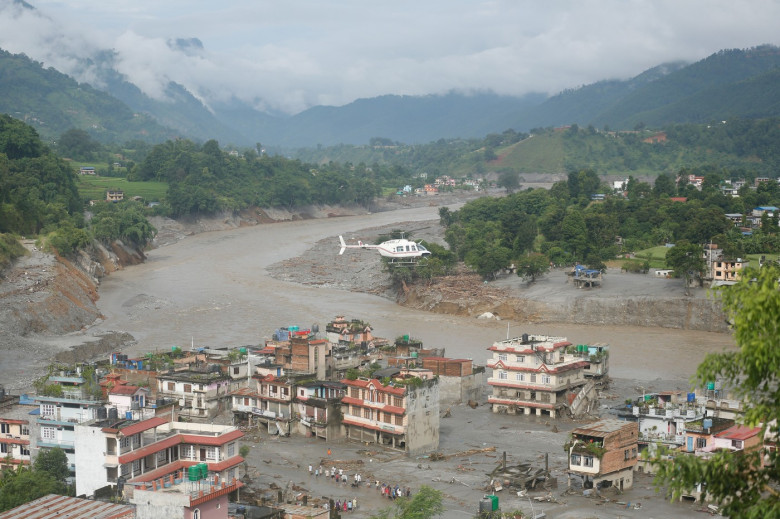 inundații și valuri de noroi în nepal