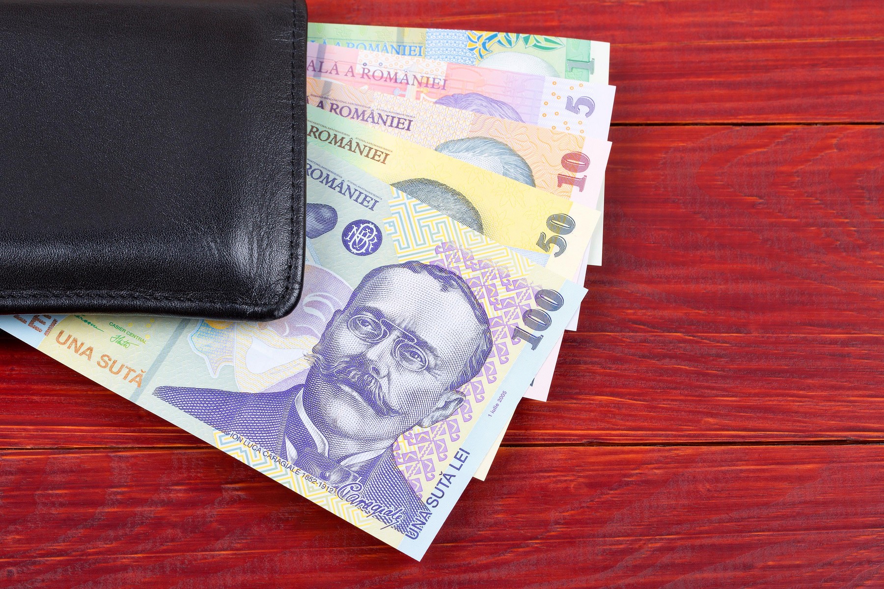 O femeie de 74 de ani a pierdut aproape 75.000 de lei după ce a fost înșelată prin metoda "Investiții la Bursă"