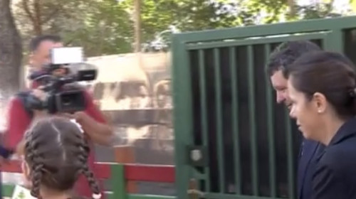 Nicuşor Dan şi Mirabela Grădinaru, împreună cu fiica lor în prima zi de şcoală/ Foto: Captură video Antena 3