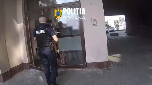 O fată de 16 ani a dat foc unui covor și s-a închis în casă după ce s-a certat cu mama ei. Polițiștii au intervenit urgent pentru a o salva (2)