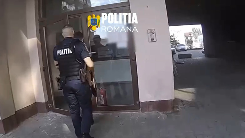 O fată de 16 ani a dat foc unui covor și s-a închis în casă după ce s-a certat cu mama ei. Polițiștii au intervenit urgent pentru a o salva (2)