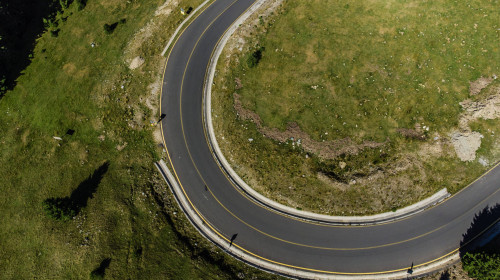 Blick auf eine kurvige Passstrasse
