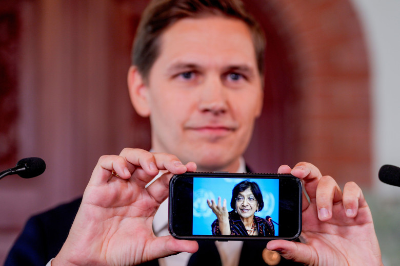 Oslo 20261009. The Chairman of the Nobel Committee, Jorgen Watne Frydnes, with a picture of Navanethem "Navi" Pillay who will be awarded the Nobel Peace Prize for 2026 at the Nobel Institute. Photo: Javad Parsa / NTB This text is auto translated