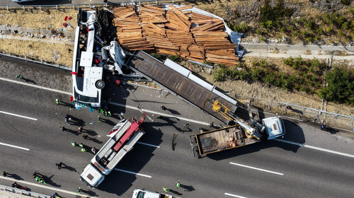 Un autocar s-a răsturnat după ce a intrat în coliziune cu un camion, în vestul Turciei. / Foto: Profimedia