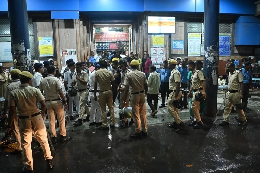 Tragedie la un festival hindus din India 17 persoane au murit strivite în busculadă, după ce ploile au provocat haos printre participanți