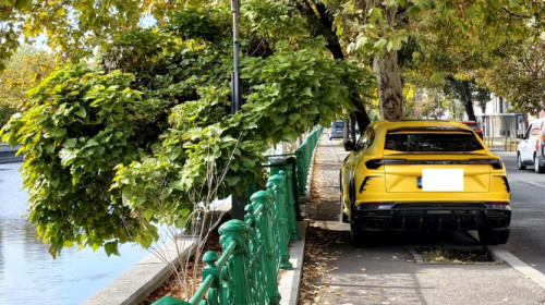 lamborghini parcat pe trotuar in bucuresti